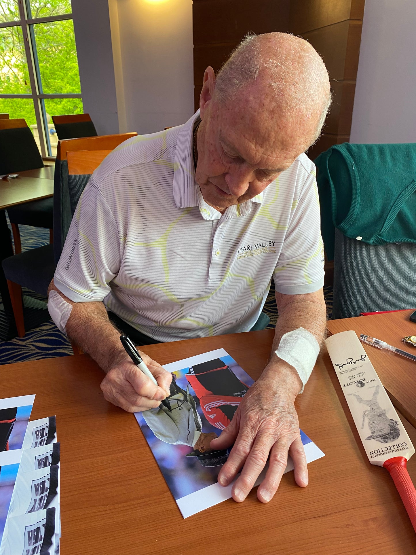 Cricket Sir Geoffrey Boycott personally signed mini England bat