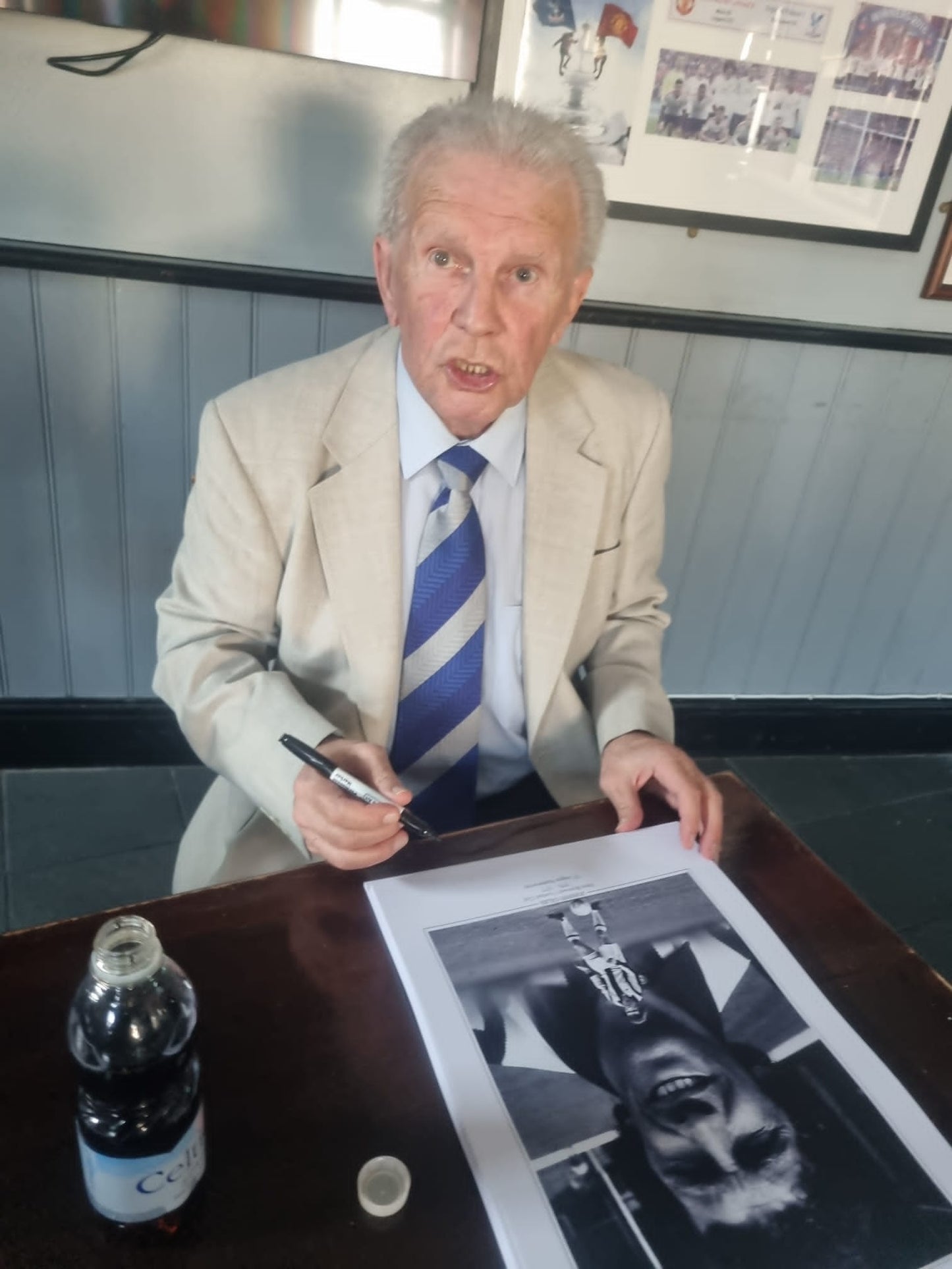 Leeds United Johnny Giles personally signed photograph