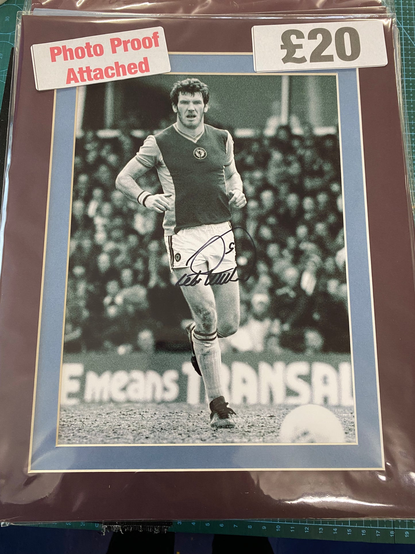 Aston Villa Peter Withe personally signed photograph