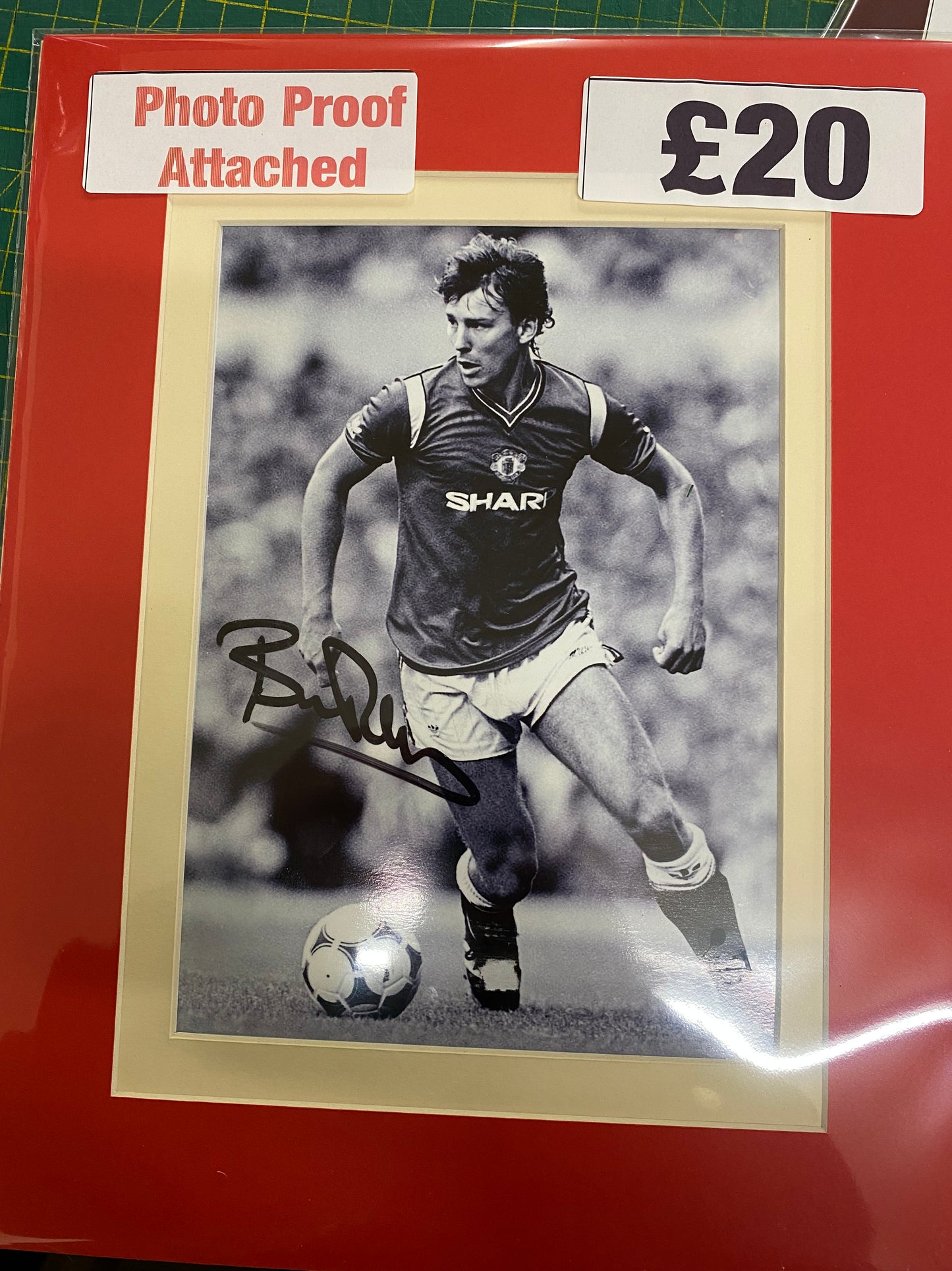 Manchester United Bryan Robson personally signed photograph