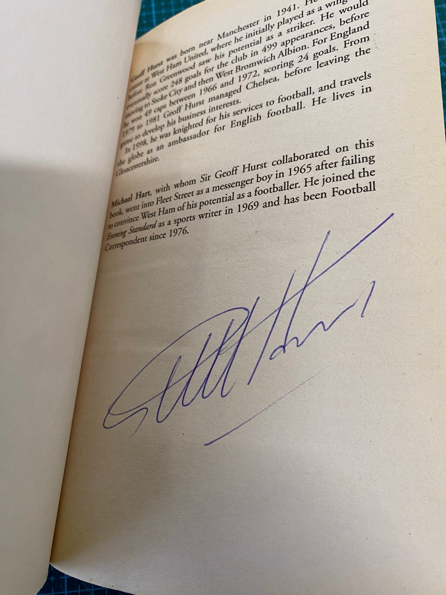 England 1966 Sir Geoff Hurst personally signed paperback autobiography