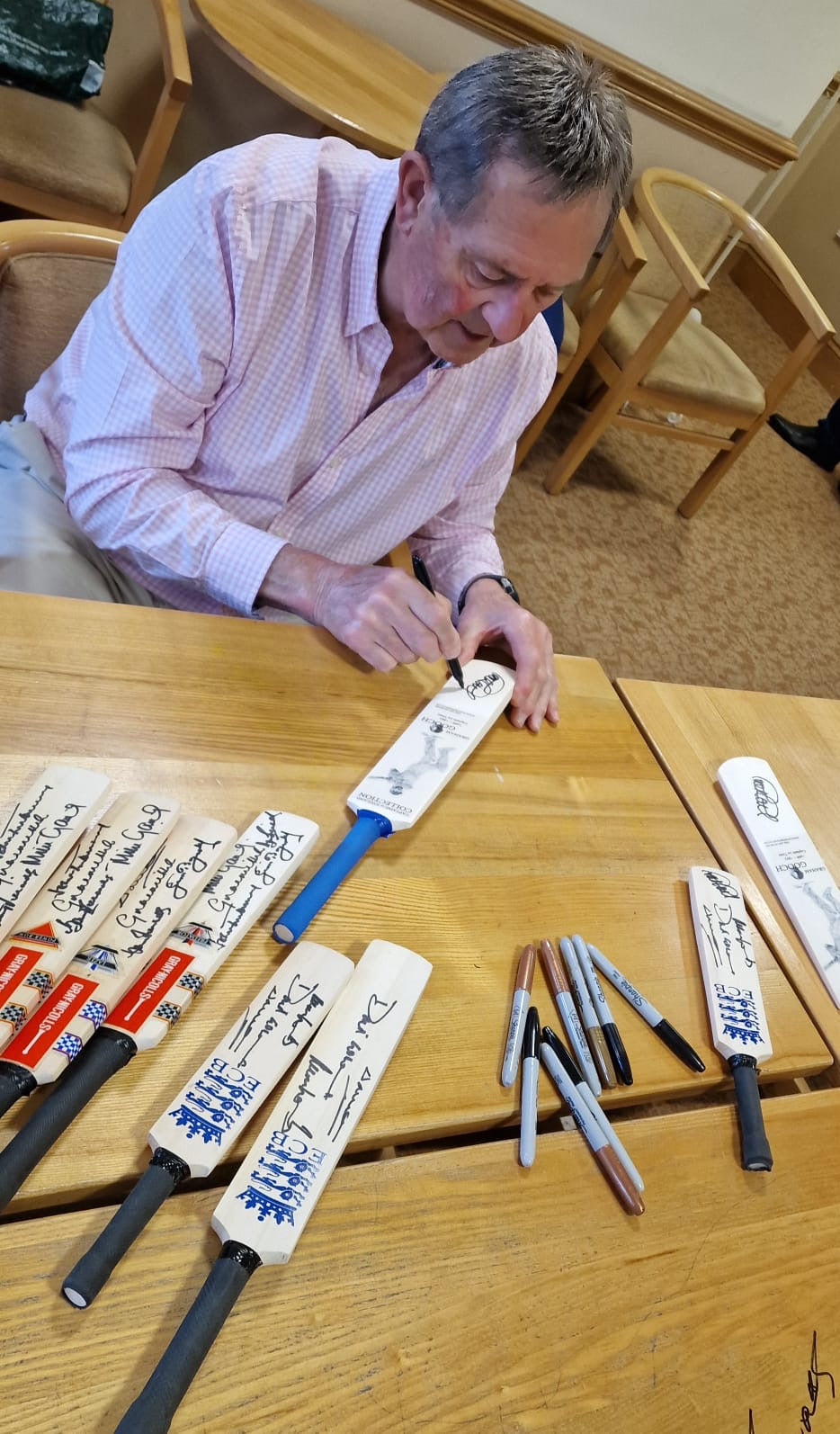Cricket Graham Gooch personally signed mini cricket bat