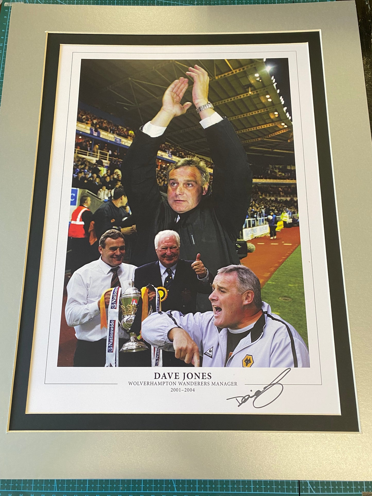 Wolverhampton Wanderers Manager Dave Jones personally signed limited edition print