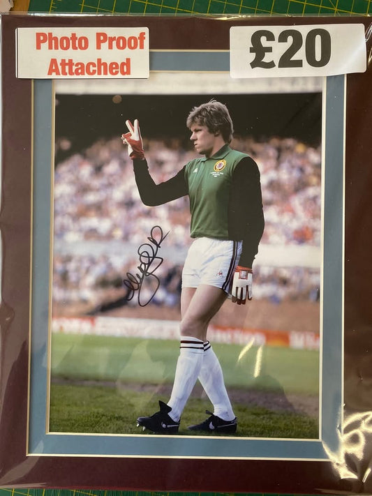 Aston Villa Nigel Spink personally signed 1982 European Cup Final photograph