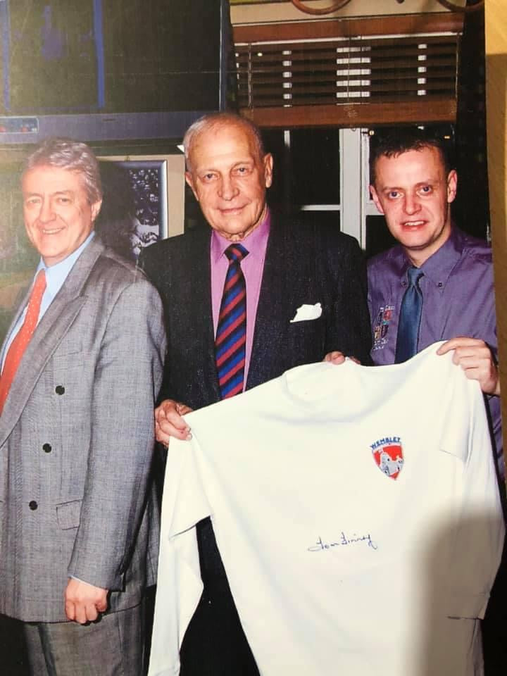 Wolverhampton Wanderers 1960’s legend Malcolm Finlayson personally signed photograph