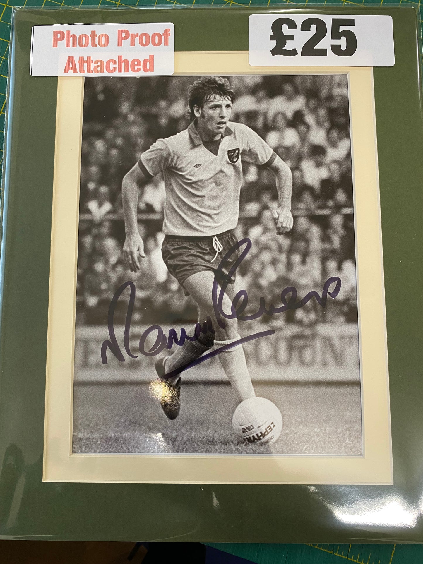 Norwich City Martin Peters personally signed photograph