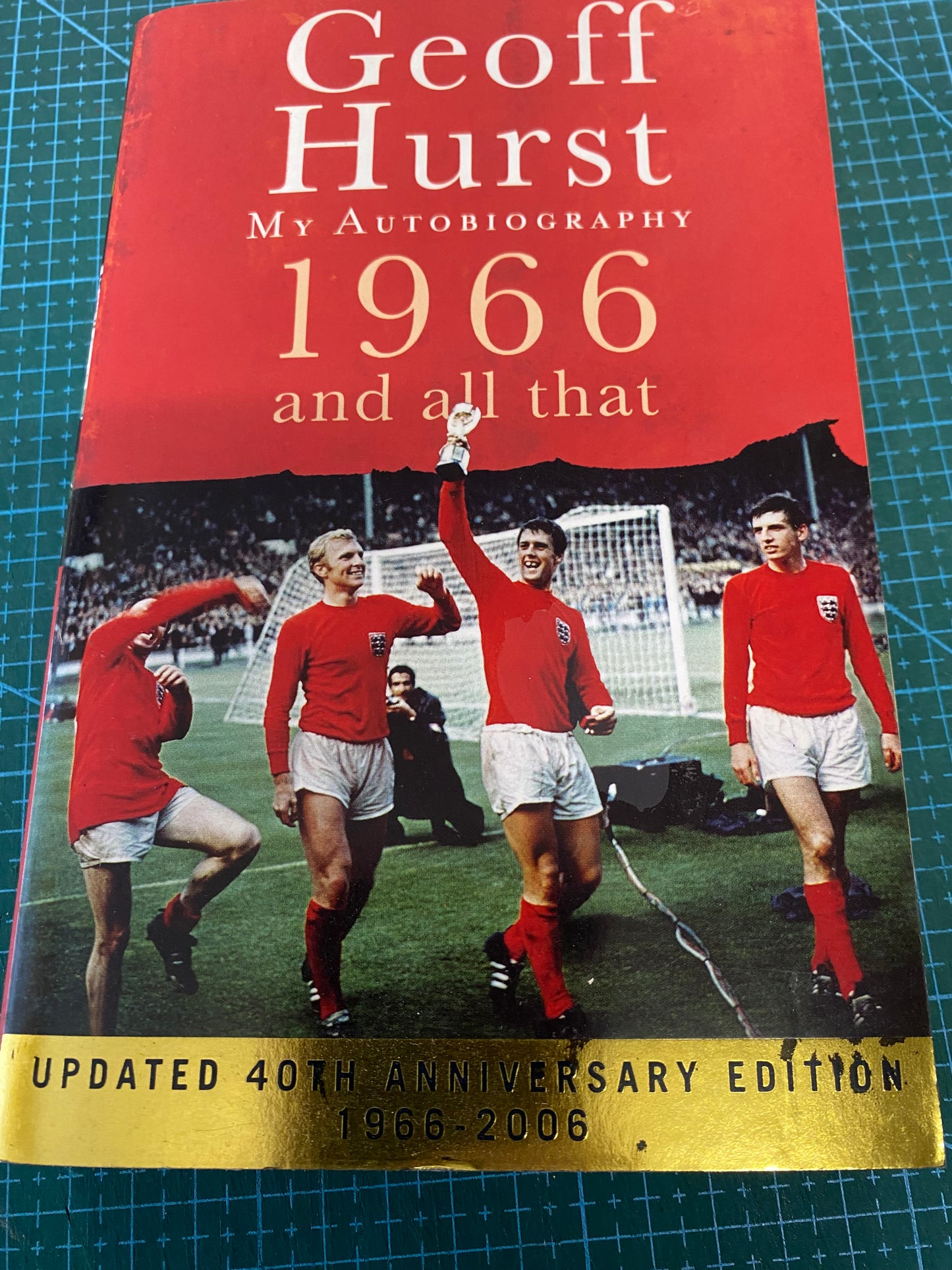 England 1966 Sir Geoff Hurst personally signed paperback autobiography