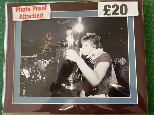 Aston Villa Nigel Spink personally signed photograph. 1982 European Cup Final