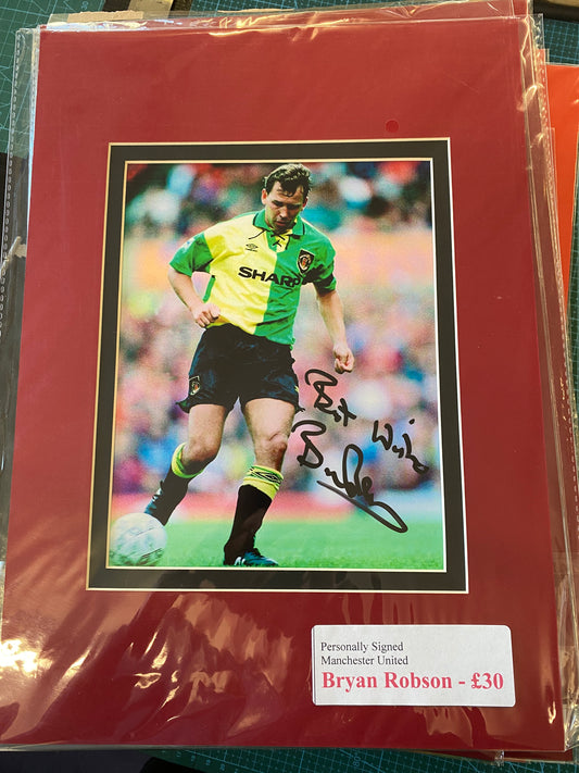 Manchester United & England Bryan Robson personally signed photograph