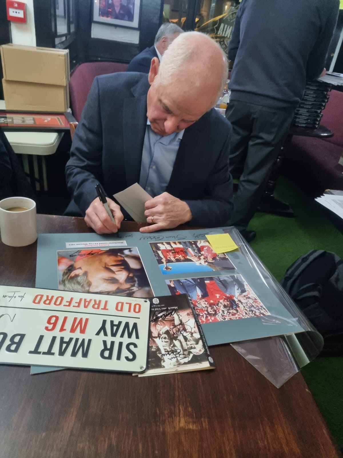 Manchester United 1977 FA Cup Final display personally signed by 5.