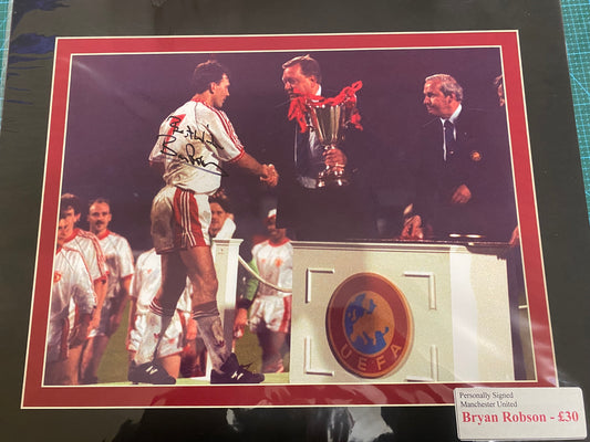 Manchester United Bryan Robson personally signed photograph