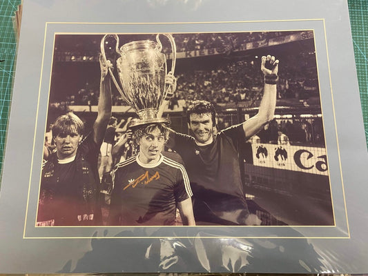 Aston Villa 1982 European Cup Final photo personally signed by Tony Morley