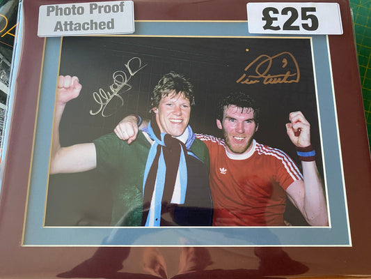 Aston Villa Peter Withe & Nigel Spink personally signed photograph. 1982 European Cup Final