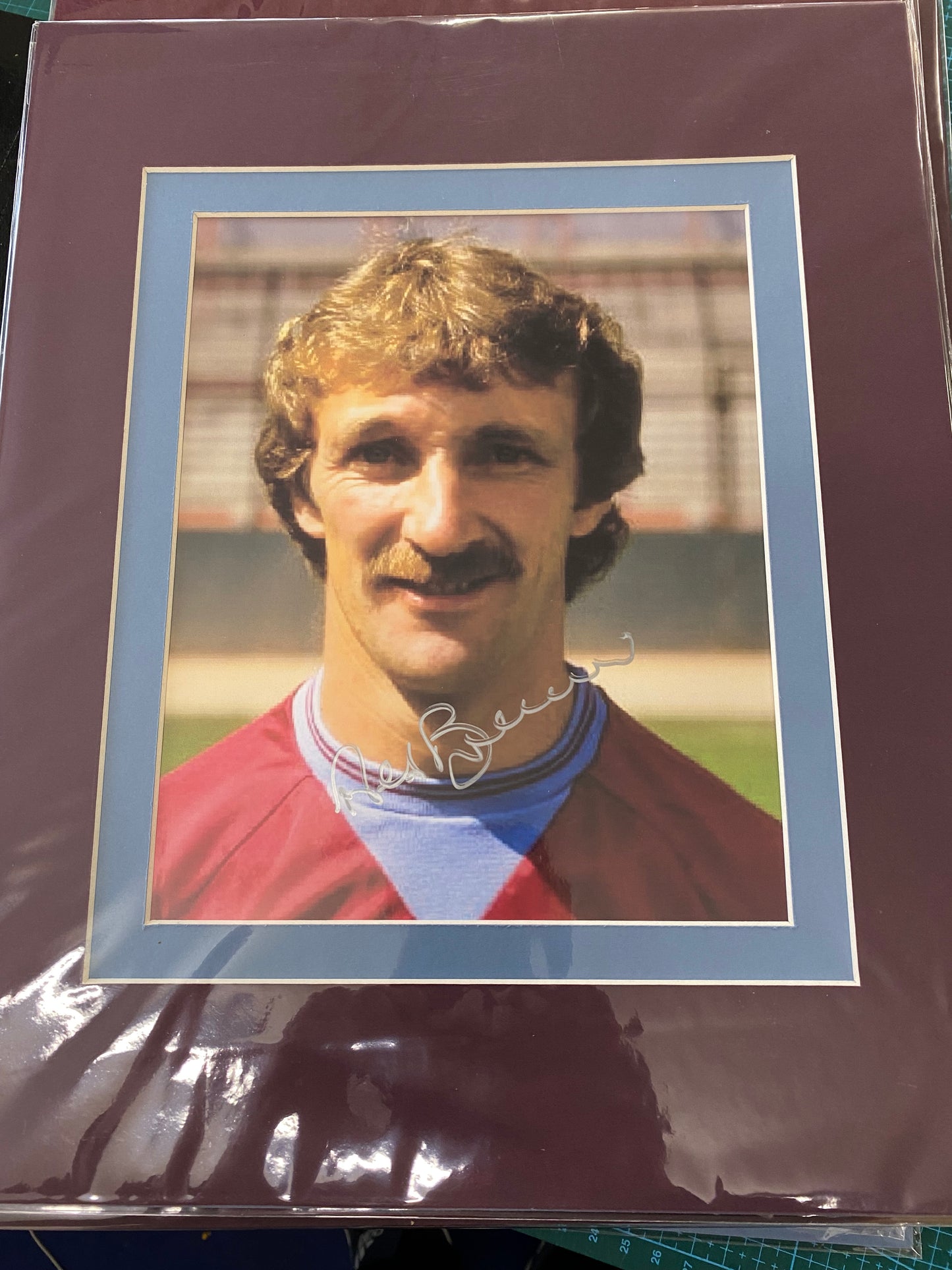 Aston Villa Des Bremner personally signed photograph