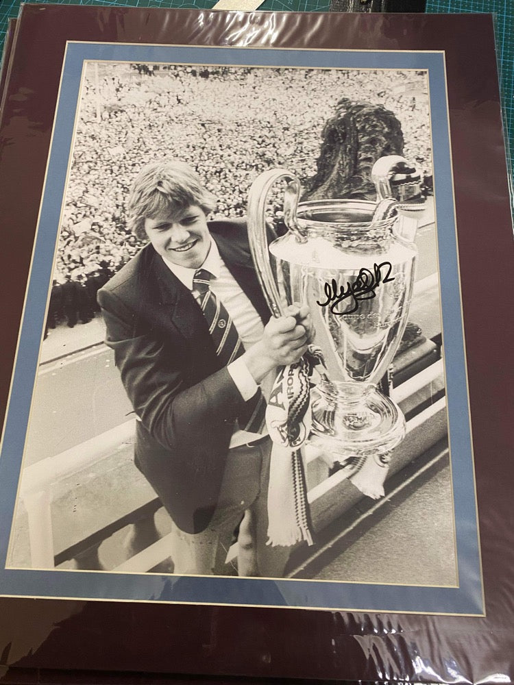 Aston Villa Nigel Spink personally signed 1982 European Cup photograph