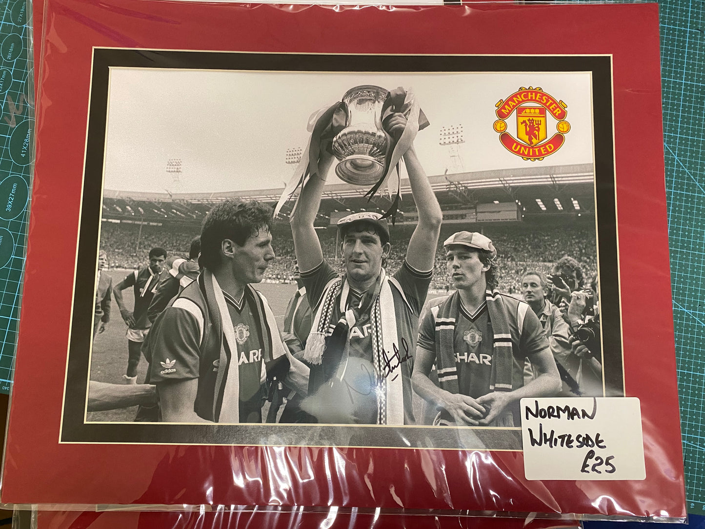 Manchester United Norman Whiteside personally signed photograph