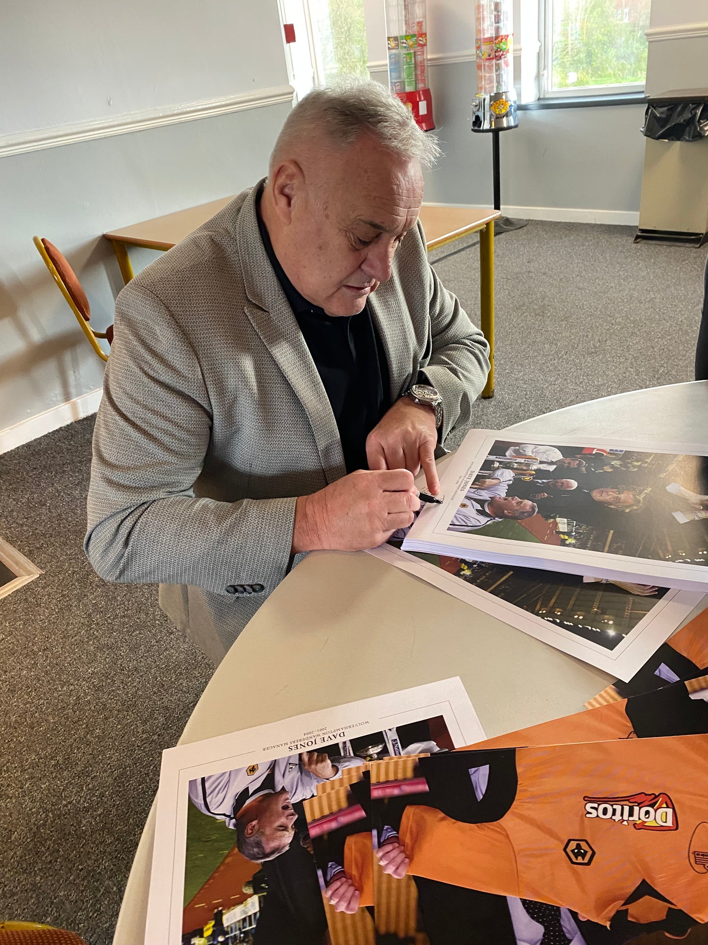 Wolverhampton Wanderers Manager Dave Jones personally signed limited edition print