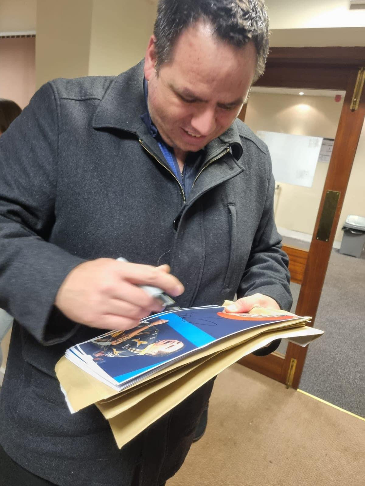 Dart’s Adrian Lewis former World Champion personally signed photograph