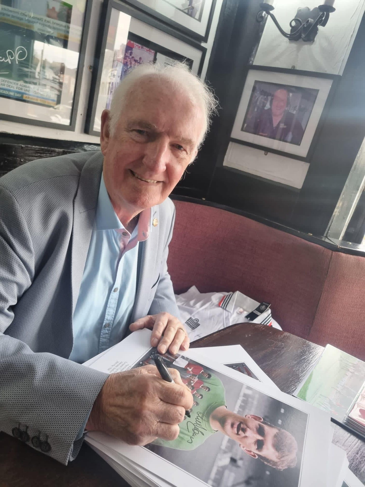 Manchester United Alex Stepney personally signed photograph