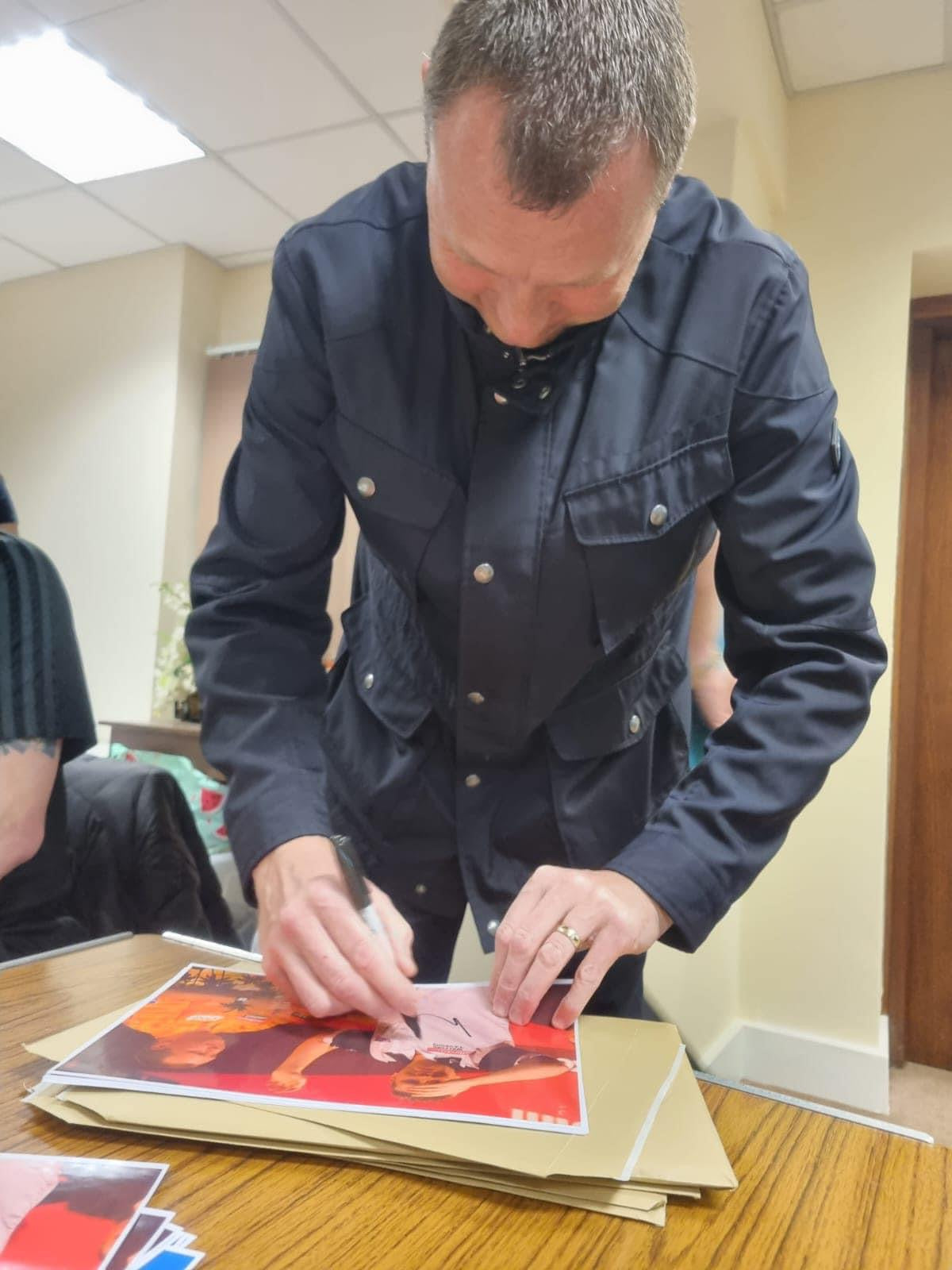 Darts legend Wayne Mardle personally signed photograph