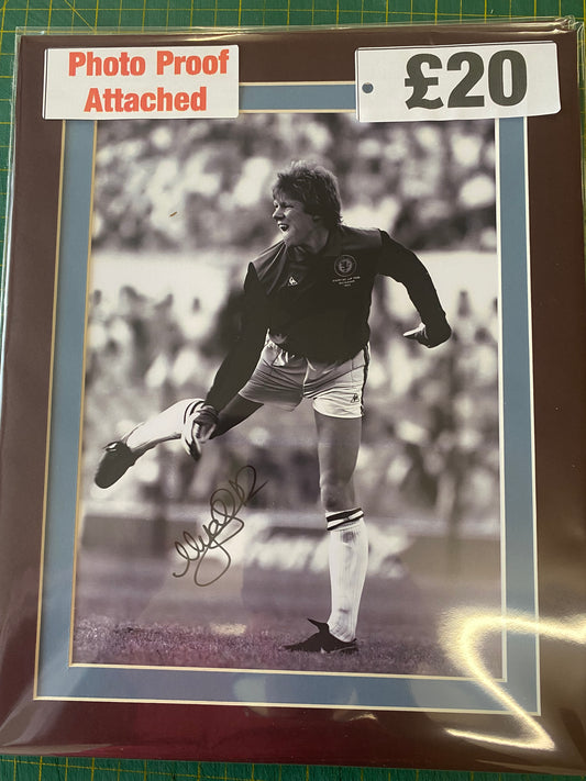 Aston Villa Nigel Spink personally signed 1982 European Cup Final photograph