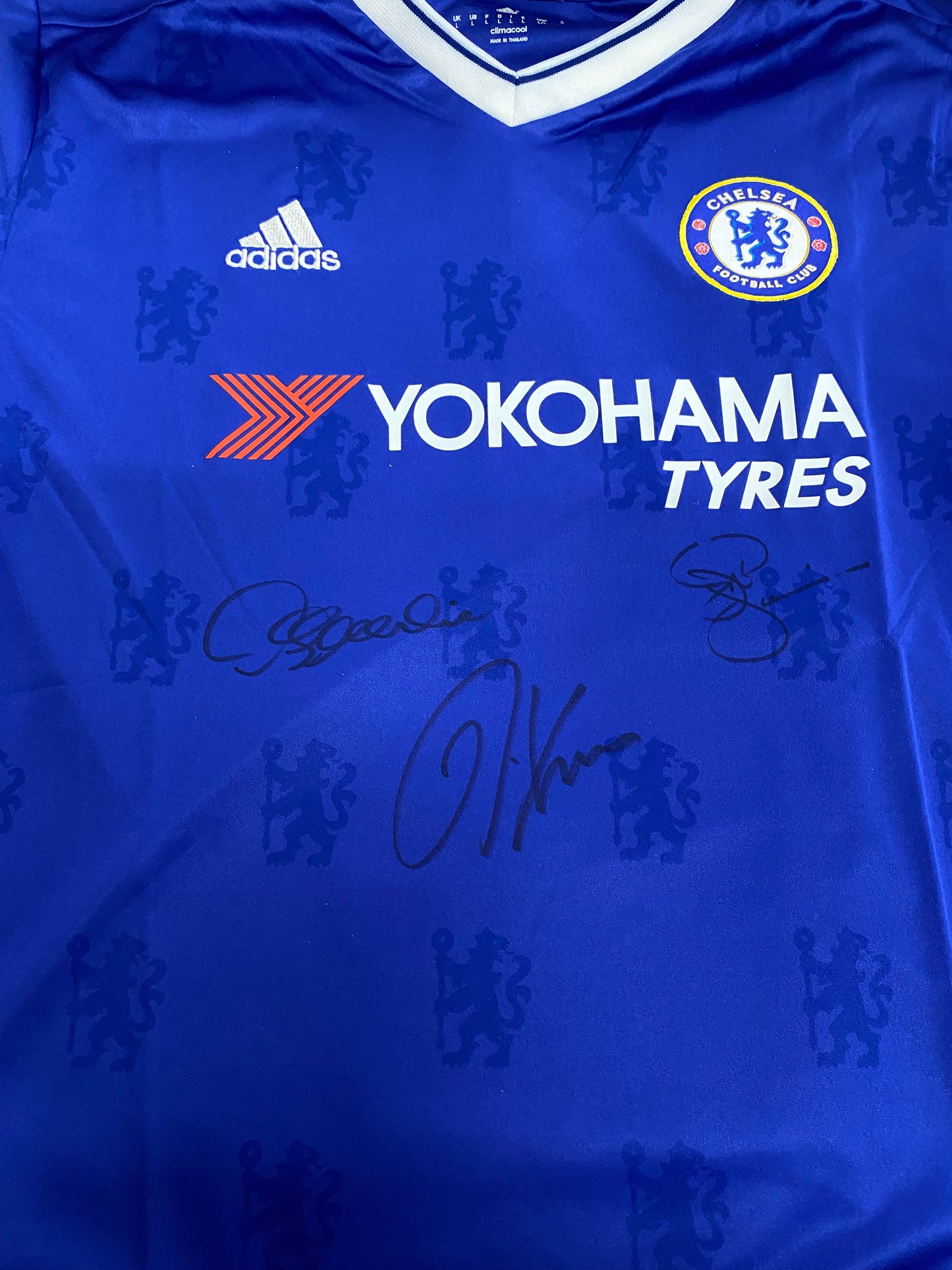 Chelsea Replica shirt personally signed by Kerry Dixon, Pat Nevin and David Speedie.