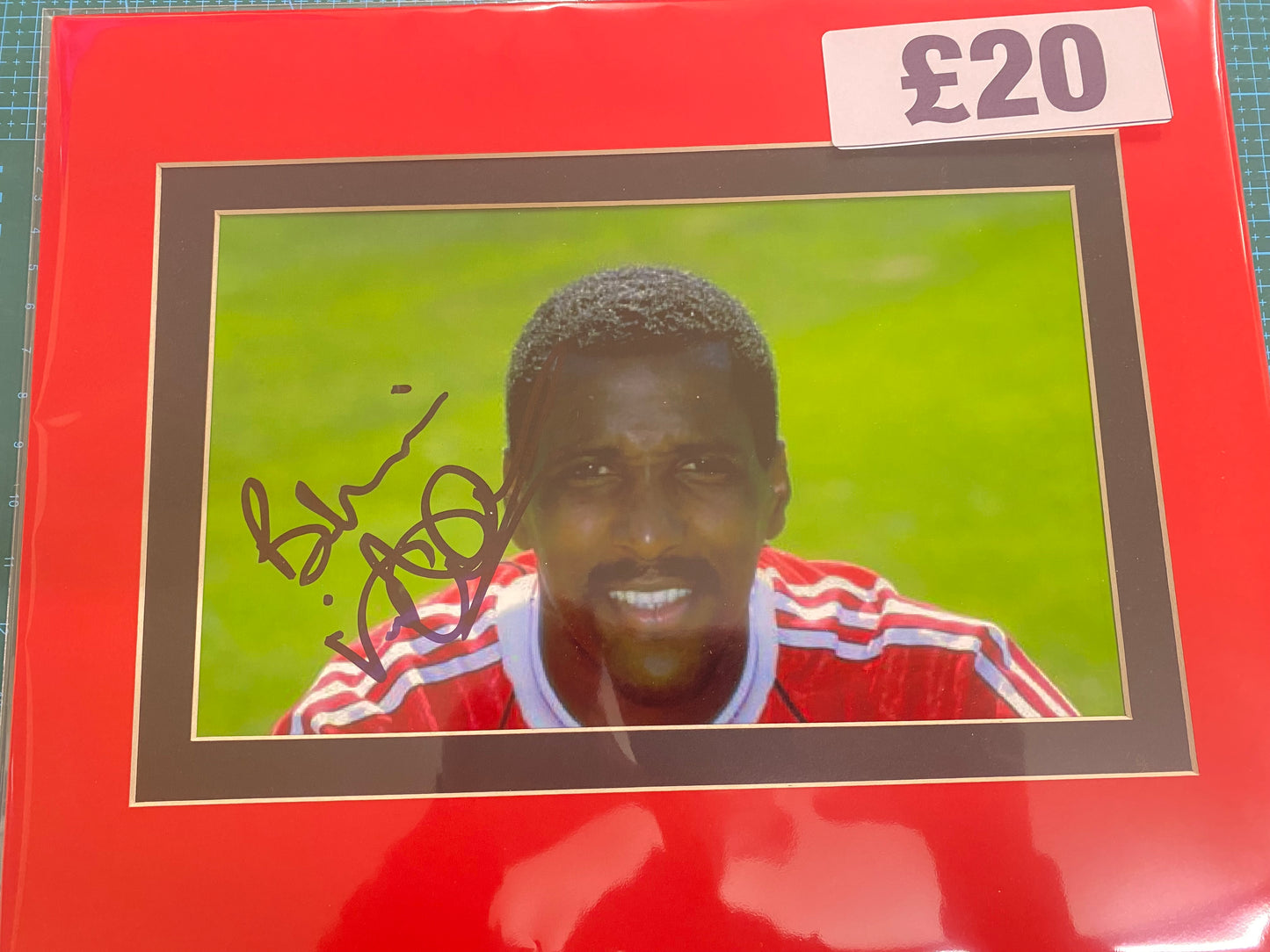 Manchester United Viv Anderson personally signed photograph