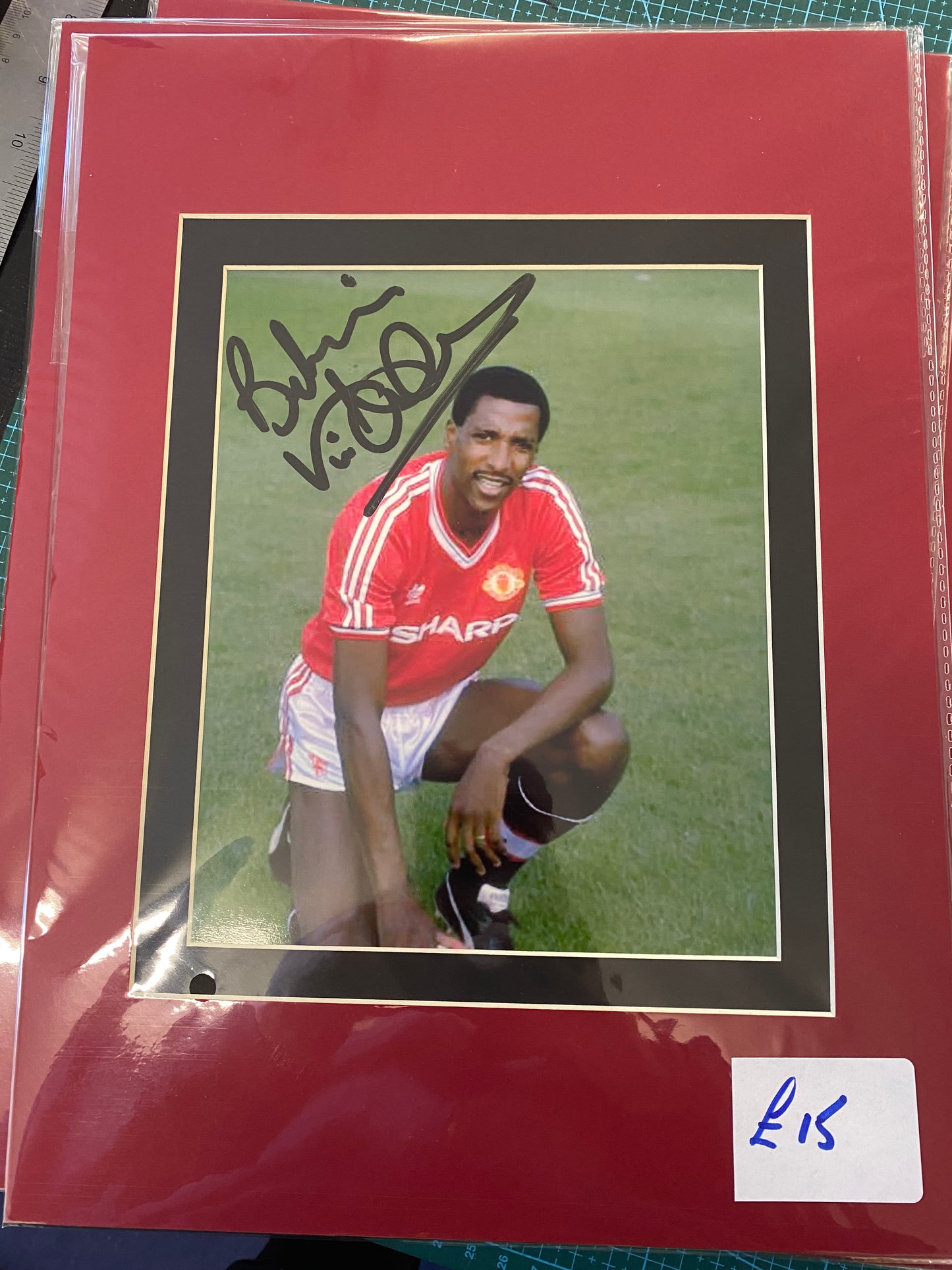 Manchester United Viv Anderson personally signed photograph