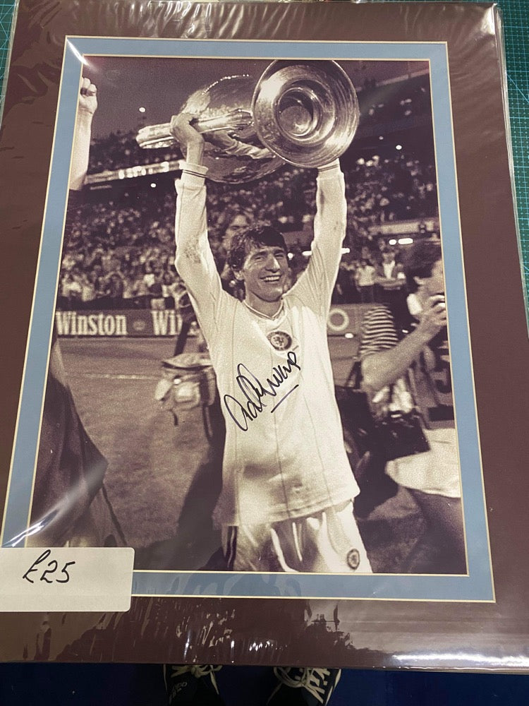 Aston Villa Gordon Cowans personally signed 1982 European Cup photograph