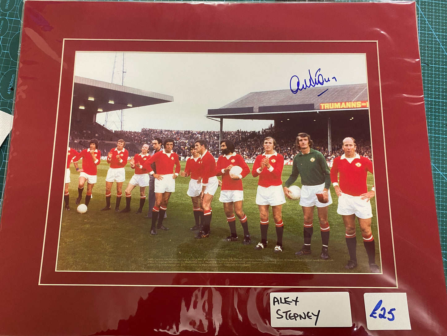 Manchester United Alex Stepney personally signed photograph