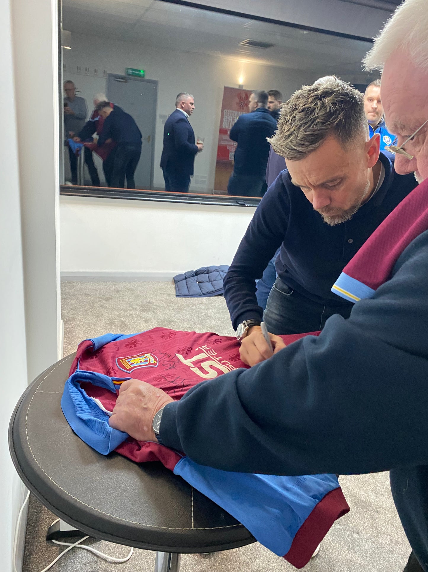 Aston Villa Lee Hendrie personally signed photograph