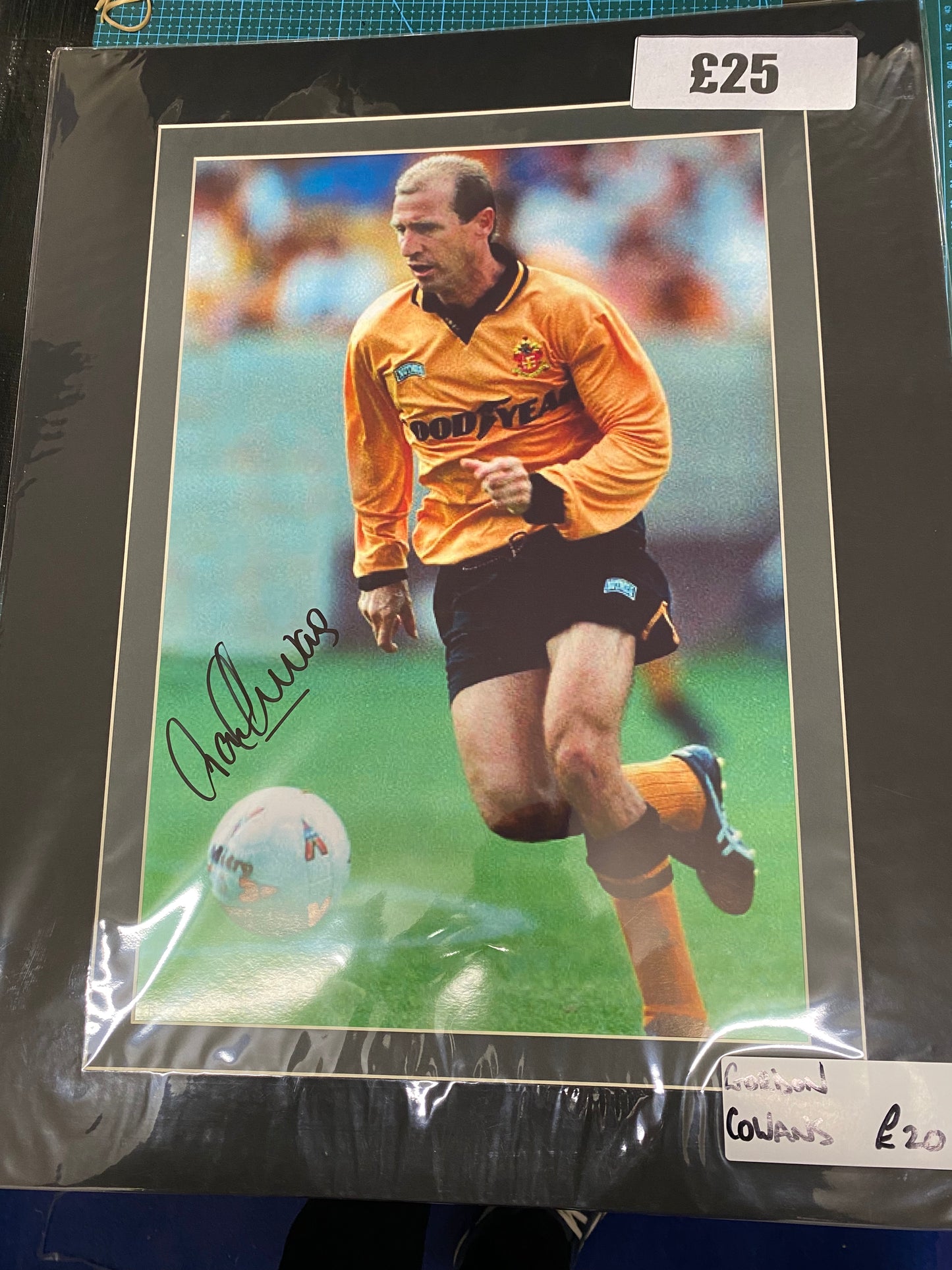 Wolverhampton Wanderers personally signed Gordon Cowans photograph