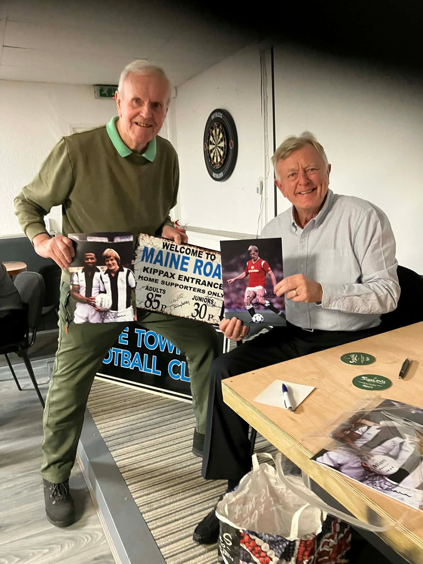 Manchester City Peter Barnes personally signed photograph