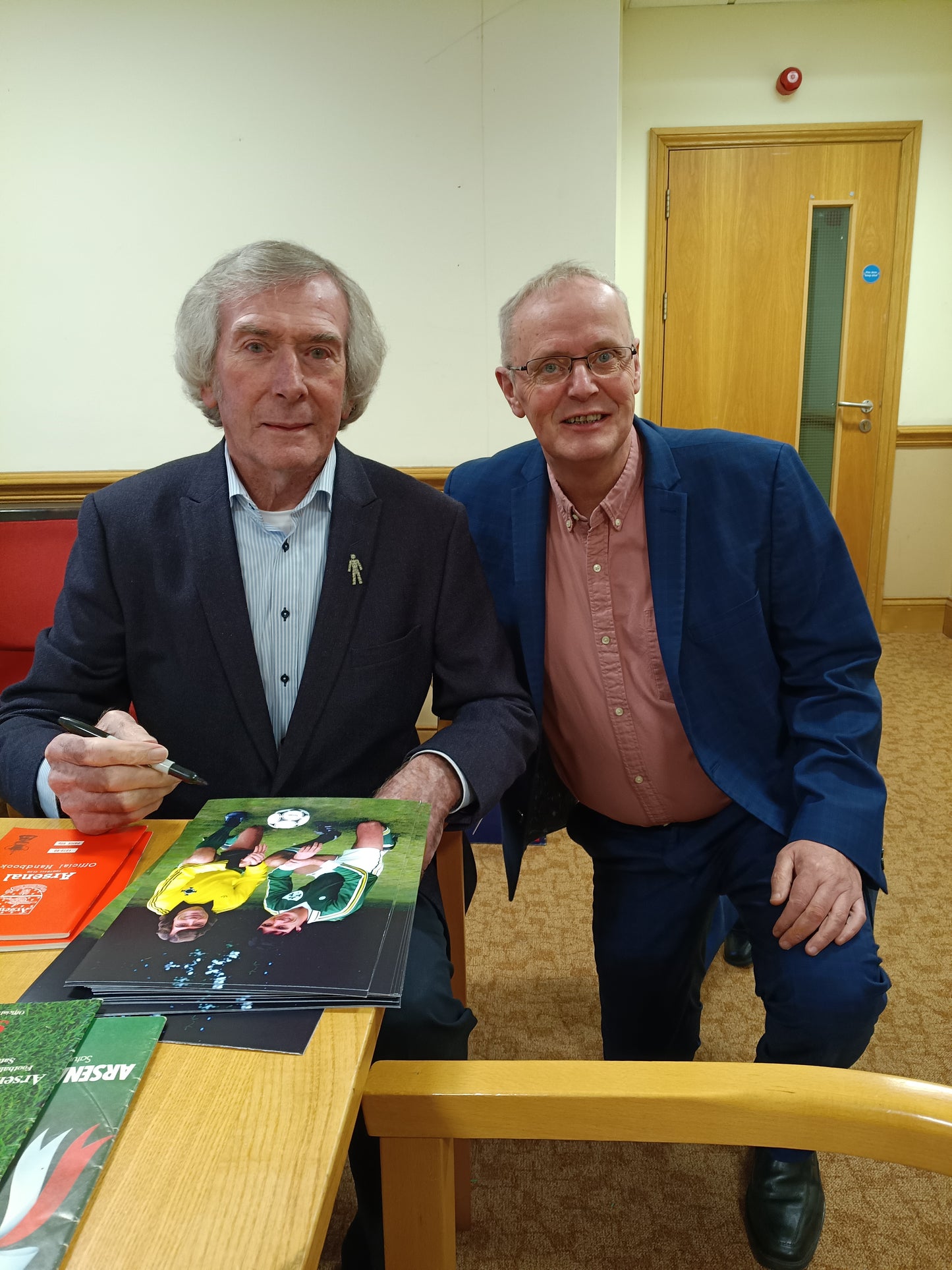 Arsenal 1979/1980 Official hand book personally signed by Pat Jennings