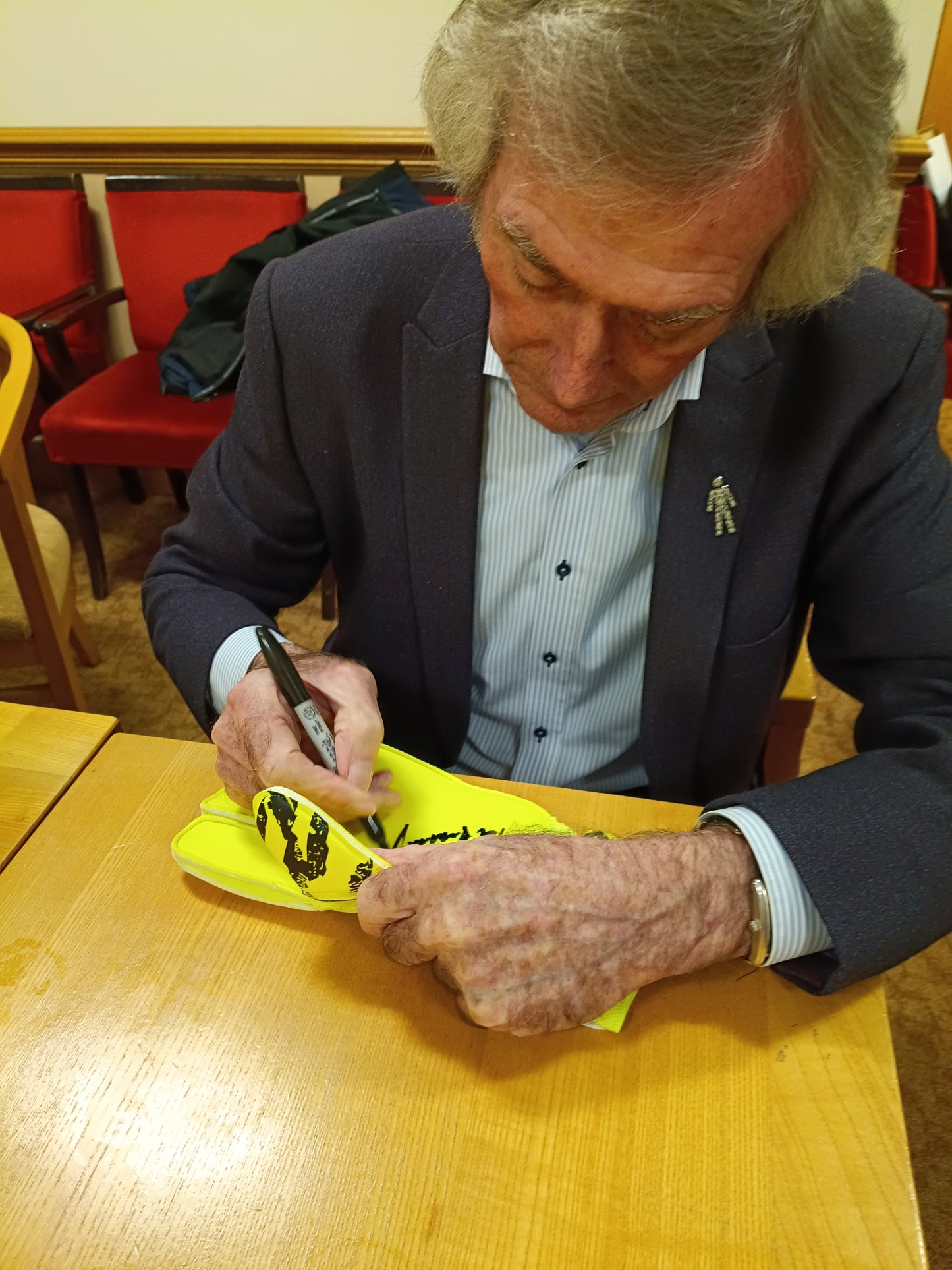 Tottenham Hotspur Arsenal & Northern Ireland Pat Jennings personally signed glove