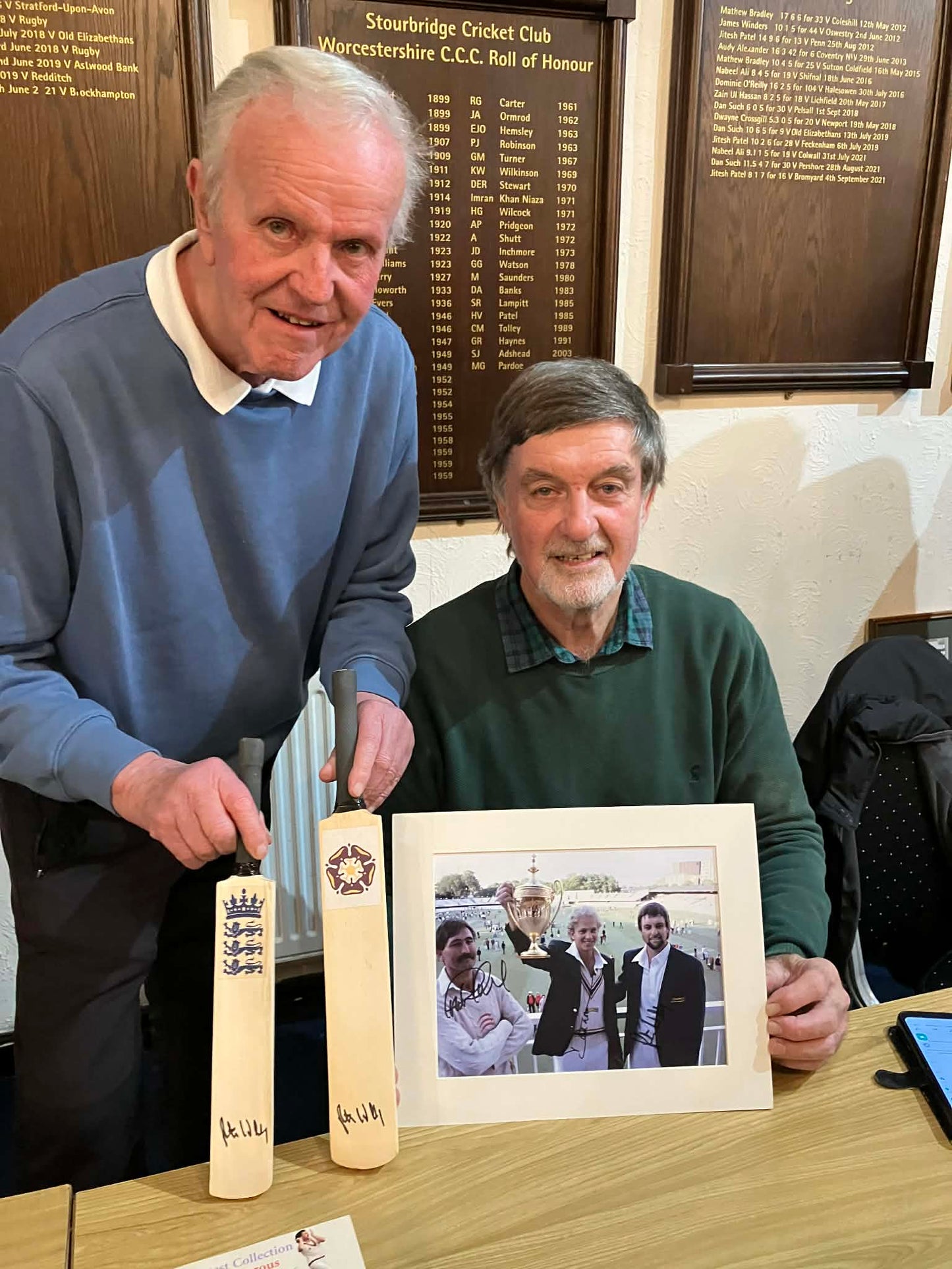 Cricket Peter Willey personally signed cricket ball