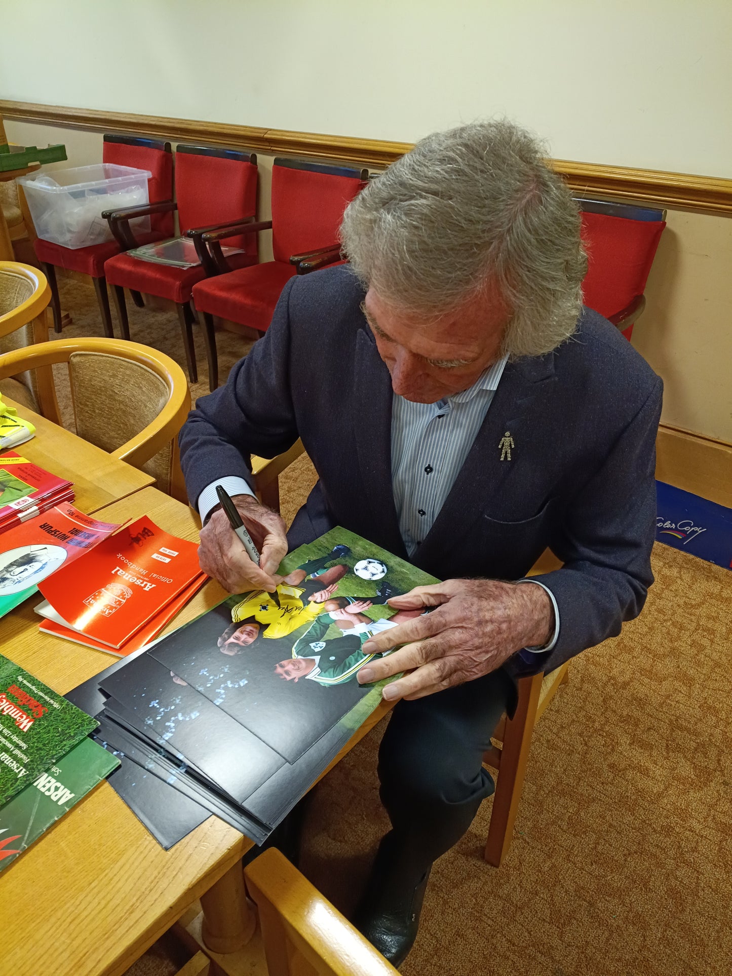 Arsenal 1979/1980 Official hand book personally signed by Pat Jennings