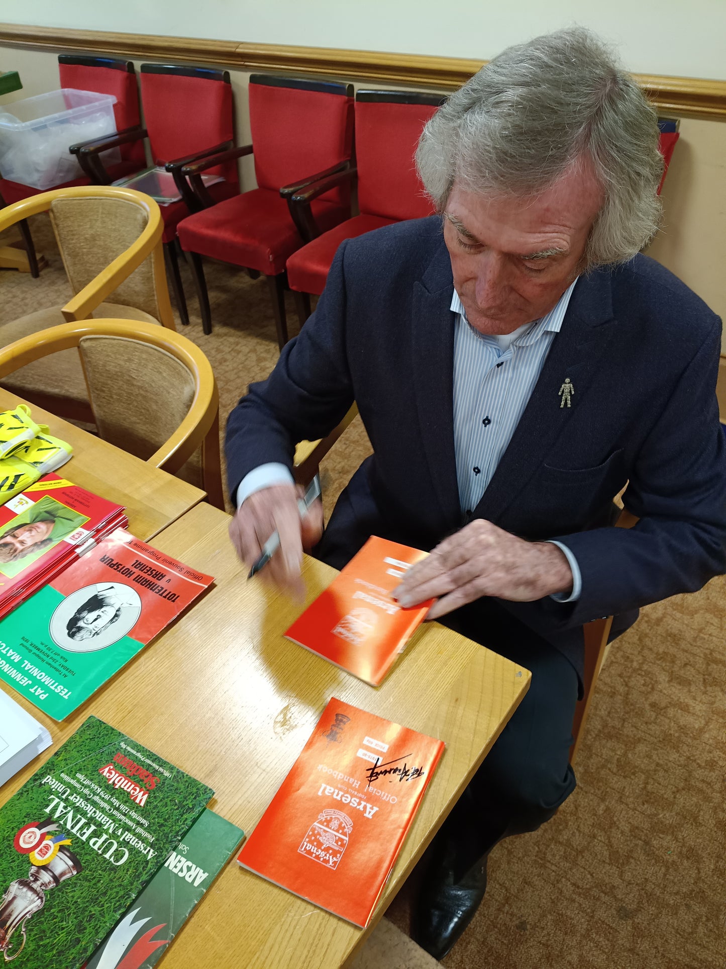 Arsenal 1979/1980 Official hand book personally signed by Pat Jennings